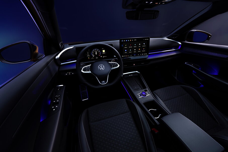 Interieur van de nieuwe Volkswagen T-Roc met blauwe ambient lighting en digitaal dashboard