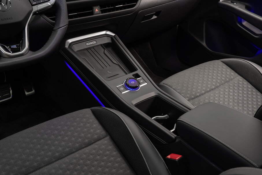 Middenconsole van de nieuwe Volkswagen T-Roc met blauwe sfeerverlichting en moderne versnellingsknop.