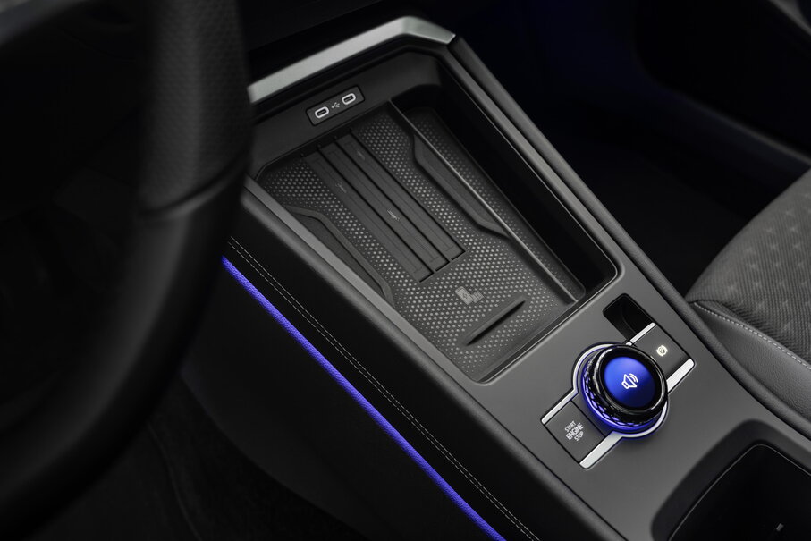 Detail van de middenconsole van de Volkswagen T-Roc met DSG-hendel en blauwe sfeerverlichting