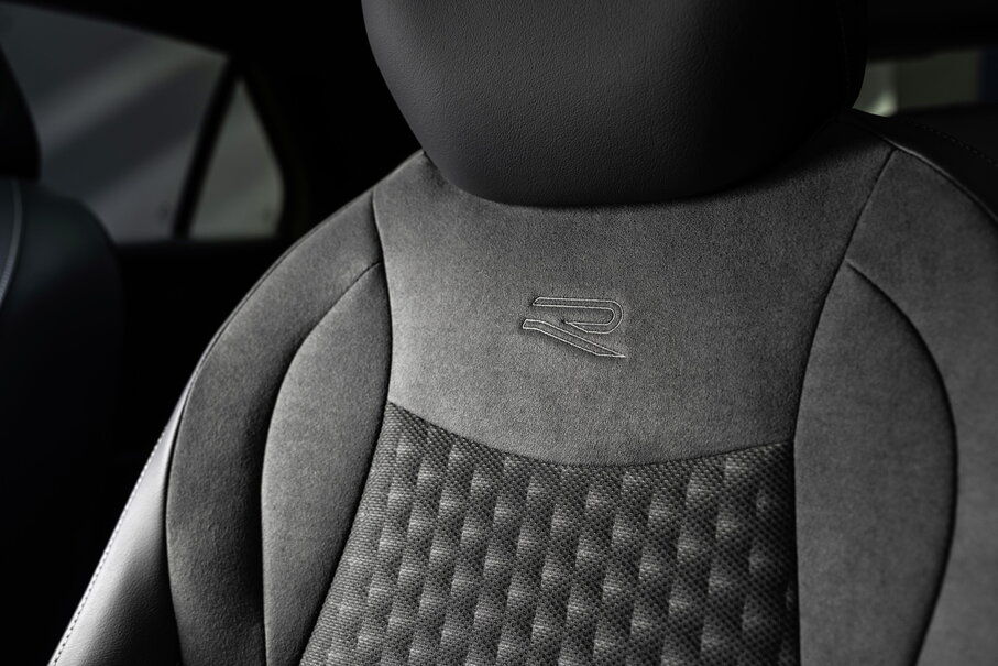 Detail van de stoelbekleding van de Volkswagen T-Roc met gestikt R-logo en suède afwerking