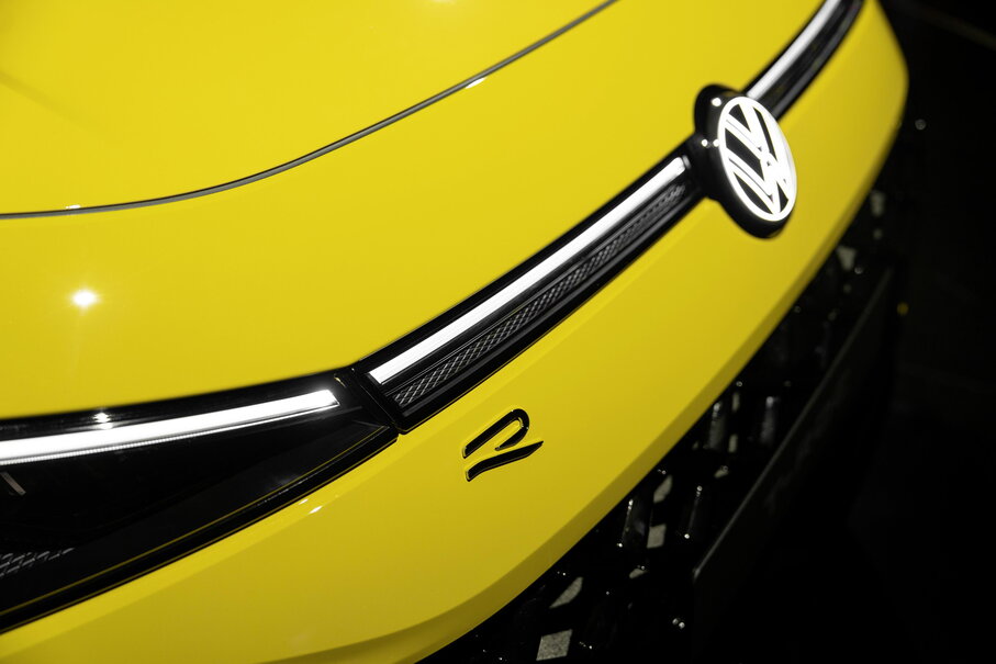 Detail van de voorkant van de gele Volkswagen T-Roc met R-Line embleem en VW-logo