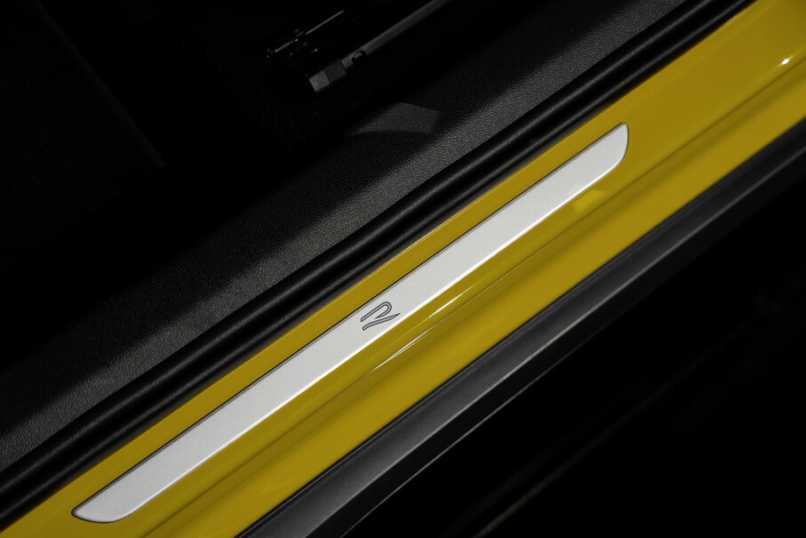 Detail van de instaplijst van de Volkswagen T-Roc met subtiel R-Line logo