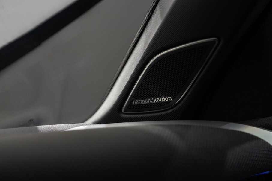 Detail van de Harman Kardon-speaker in het interieur van de Volkswagen T-Roc.