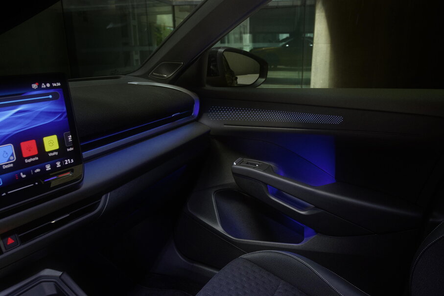 Binnenzijde van de Volkswagen T-Roc met blauwe sfeerverlichting en touchscreen