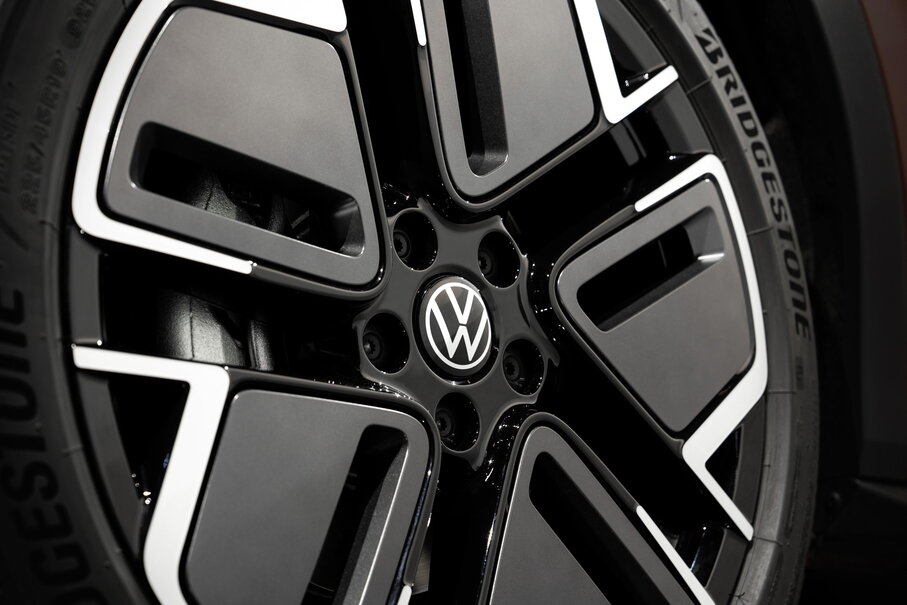 Detail van de lichtmetalen velg van de Volkswagen T-Roc met VW-embleem.