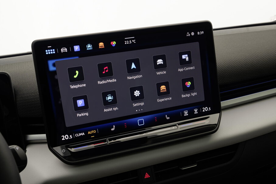 Infotainmentscherm van de Volkswagen T-Roc met diverse apps en functies.