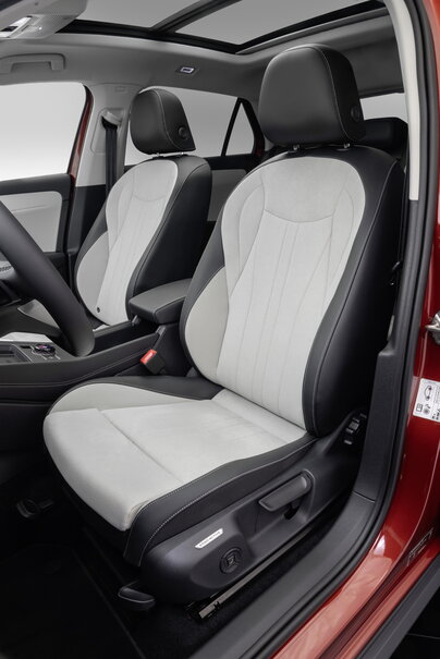 Voorstoelen van de Volkswagen T-Roc met tweekleurige bekleding en verstelbare zitting.