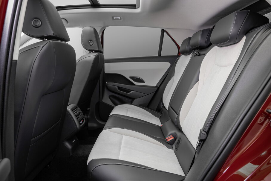 Achterbank van de Volkswagen T-Roc met tweekleurige bekleding en ruime zitruimte