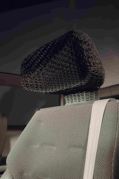 Skoda Vision O interieur: detail van de innovatieve, gaasvormige hoofdsteun en comfortabele beige autostoel.