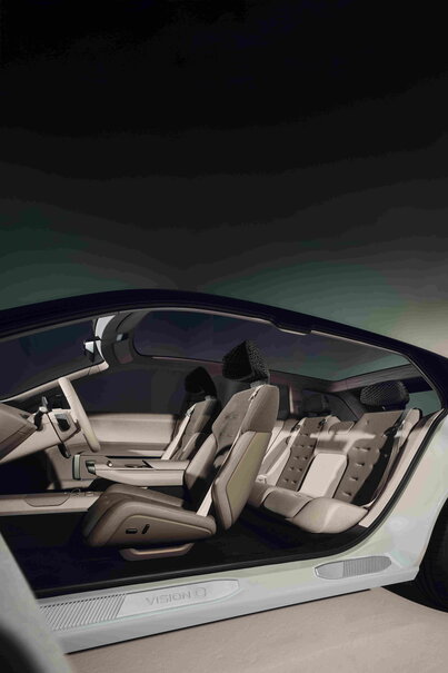 Het moderne beige interieur van de Skoda Vision O auto met een ruim panoramadak.