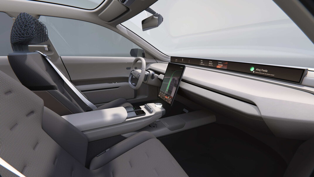Skoda Vision O concept auto interieur met grote schermen en modern lichtgrijs design.