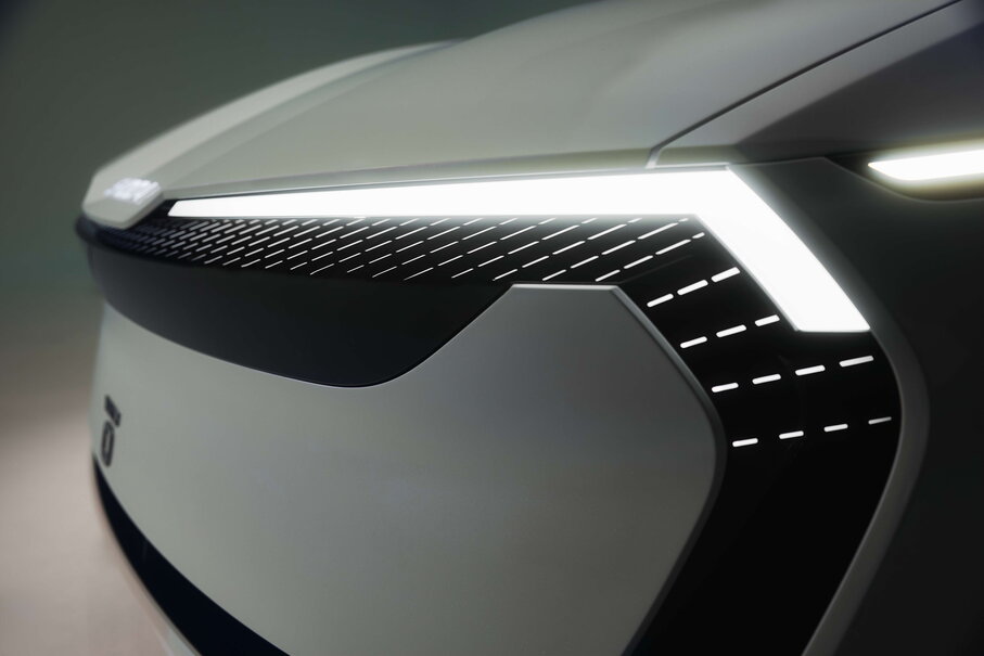 Close-up van de Skoda Vision O elektrische auto met opvallende, moderne LED koplampen en grille.
