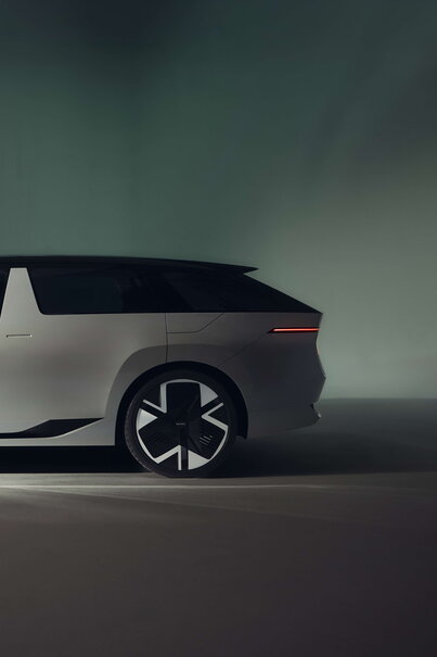 Zijaanzicht Skoda Vision O auto, lichtgrijs, futuristisch design, unieke velgen, slank achterlicht.