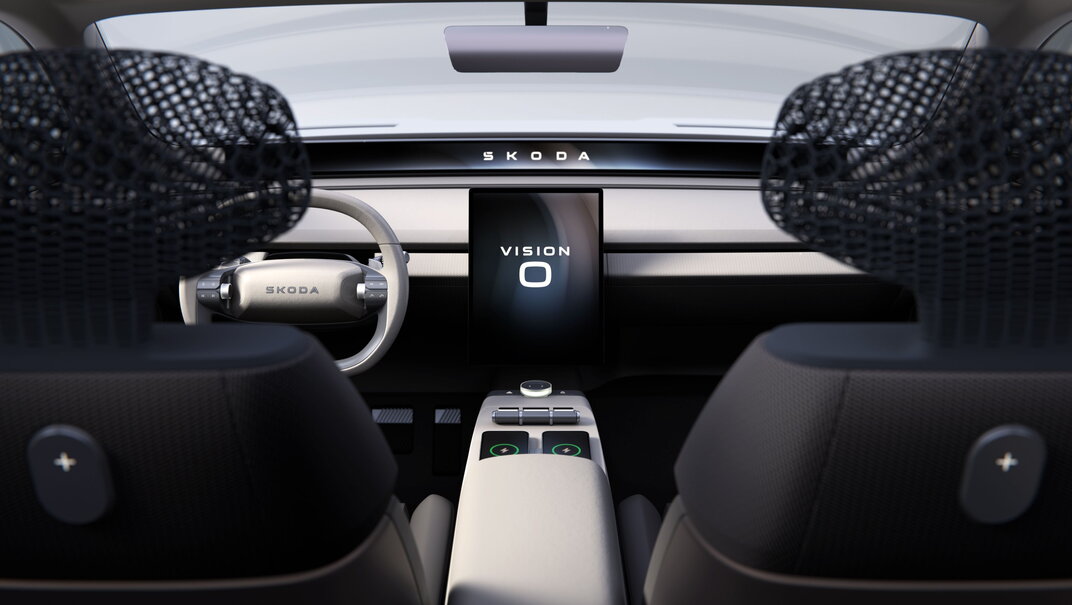 Modern en minimalistisch interieur van de Skoda Vision O conceptauto met groot centraal scherm.
