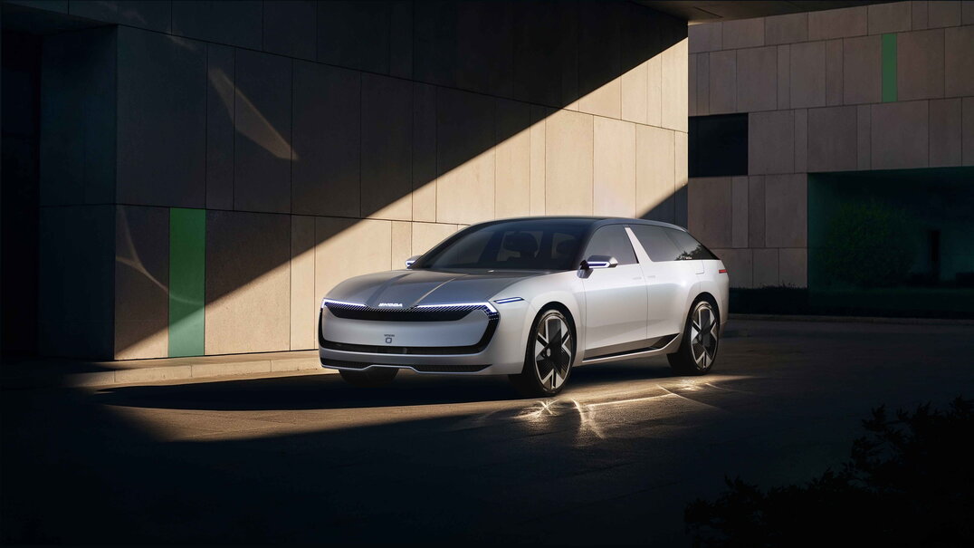 Zilveren Skoda Vision O concept car toont futuristisch design voor moderne architectuur.