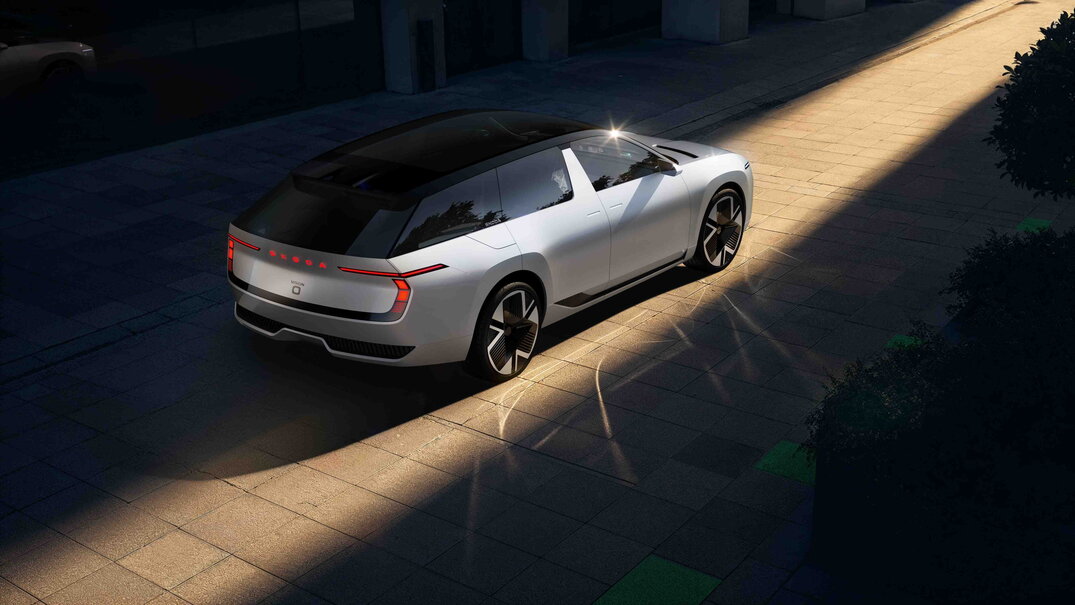 De Skoda Vision O, een zilverkleurige elektrische conceptauto met uniek futuristisch achterlichtdesign.