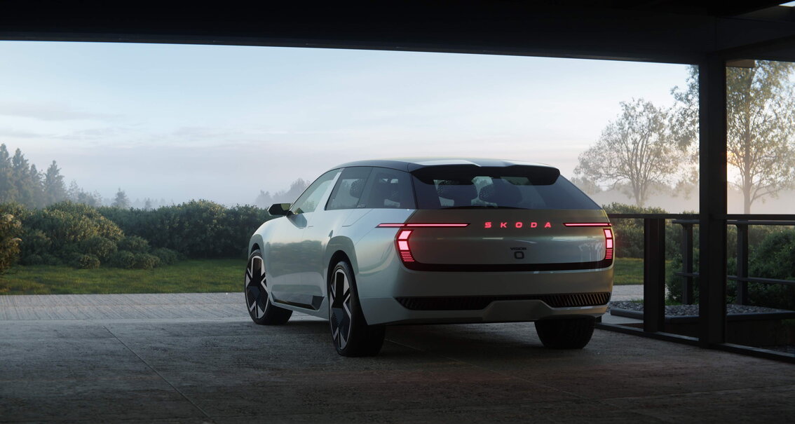 Lichtgrijze Skoda Vision O concept car met futuristische achterlichten en oplichtend rood SKODA-logo.