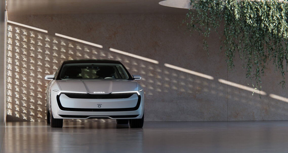 Witte Skoda Vision O conceptauto in garage, met verlicht logo en strakke LED-koplampen.