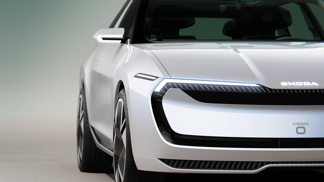 Witte Skoda Vision O elektrische conceptauto toont futuristische voorkant met unieke LED-koplampen.