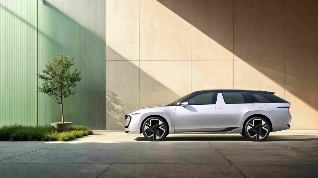 Zijprofiel van de zilveren Skoda Vision O concept auto met futuristische velgen.