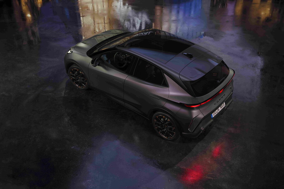 Bovenaanzicht achterzijde CUPRA Raval Plasma met panoramadak.
