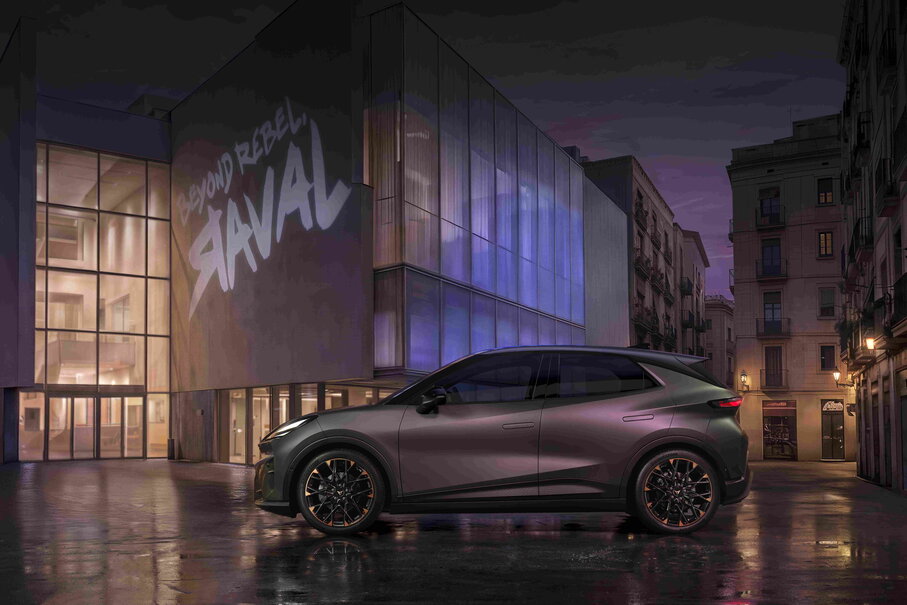 Zijprofiel CUPRA Raval Plasma met koperkleurige velgen.