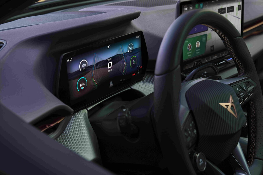 Interieur van de CUPRA Raval met digitaal dashboard en modern infotainmentsysteem