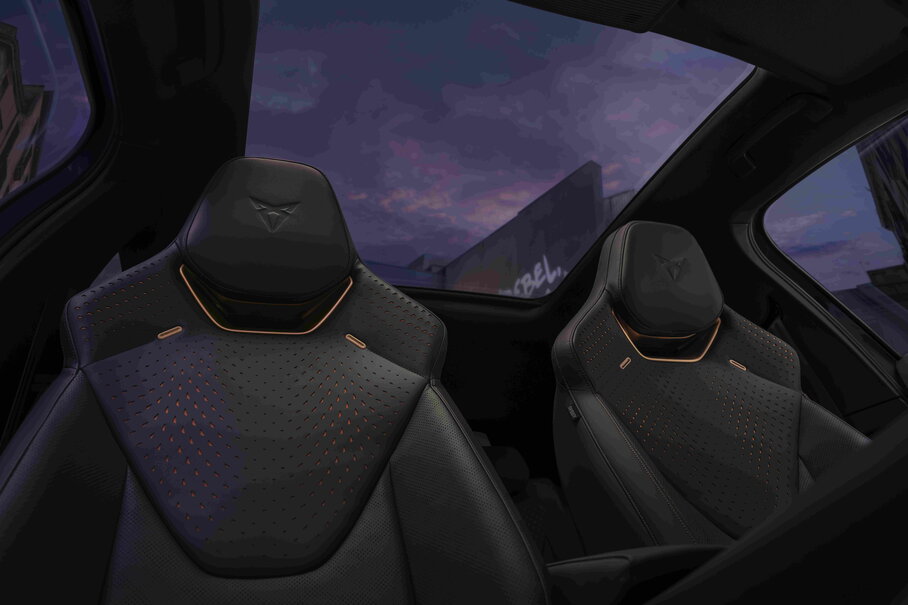 CUPRA Raval interieur met sportstoelen en panoramisch dak in avondsetting