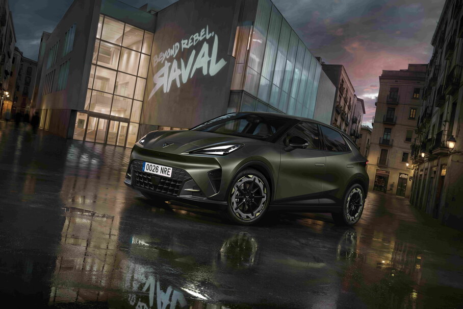 CUPRA Raval elektrische stadswagen in moderne urban setting met opvallend design