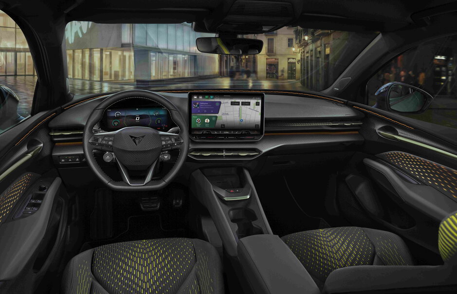 Interieur van de CUPRA Raval met digitaal cockpitdisplay en centraal infotainmentscherm