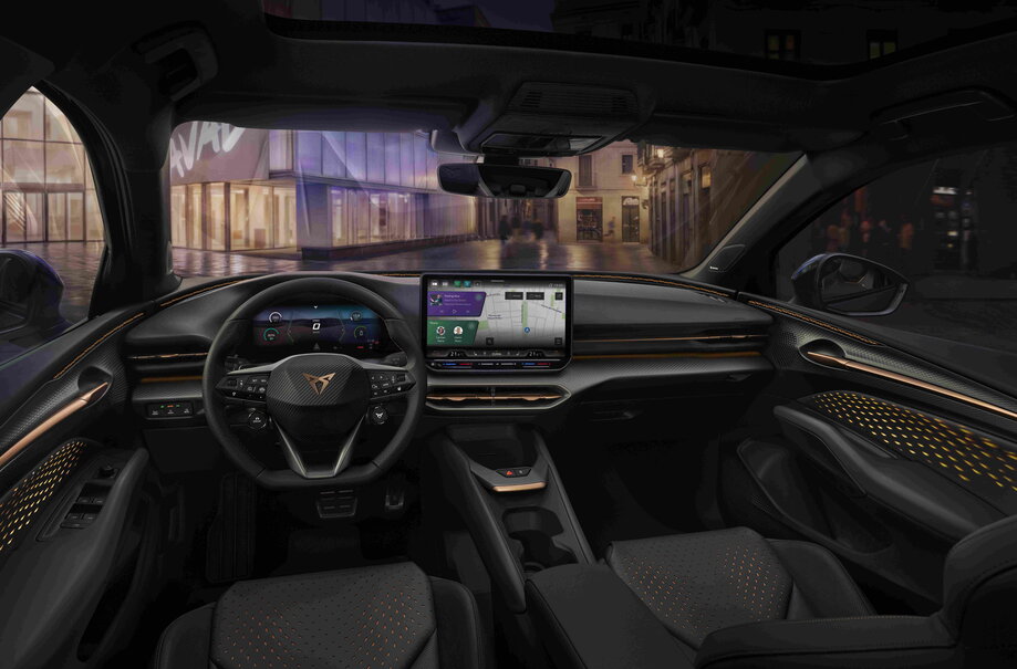 Cupra Raval modern interieur 's nachts met verlicht dashboard en groot centraal scherm.