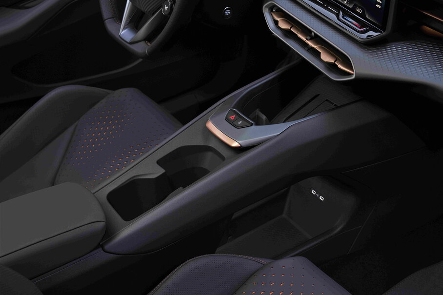 Cupra Raval interieur toont stijlvolle middenconsole, geperforeerde stoelen en bronzen designaccenten.