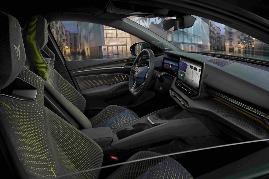 Interieur Cupra Raval met neon gele sportstoelen en modern digitaal dashboard bij nacht.