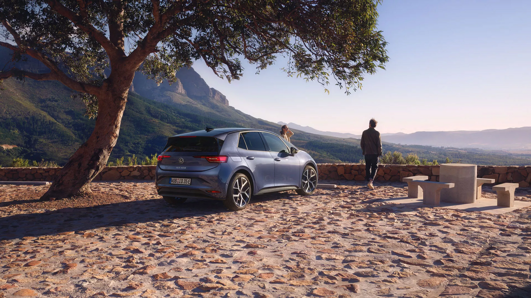 Volkswagen ID.3 Neo met panoramisch uitzicht op bergen en natuur