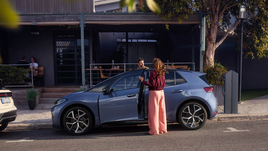 Zijaanzicht van de Volkswagen ID.3 Neo in stedelijke omgeving