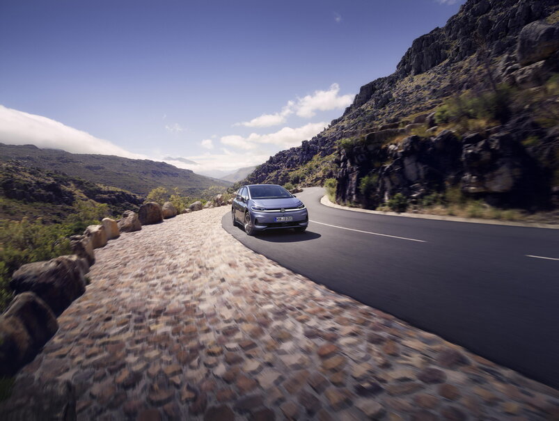 Volkswagen ID.3 Neo rijdend langs een kustweg in de natuur.