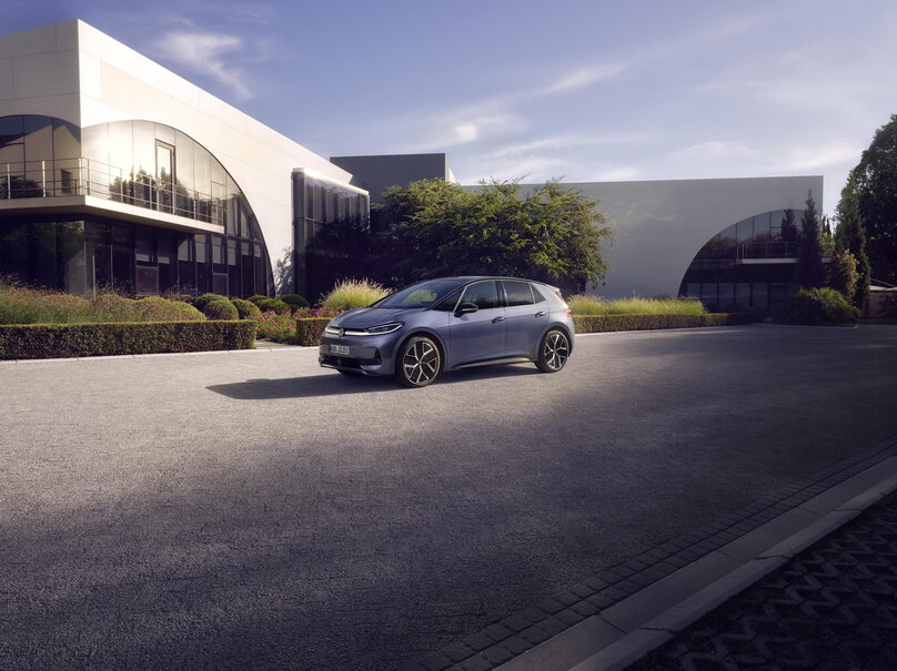 Volkswagen ID.3 Neo rijdend op de weg in een moderne omgeving.
