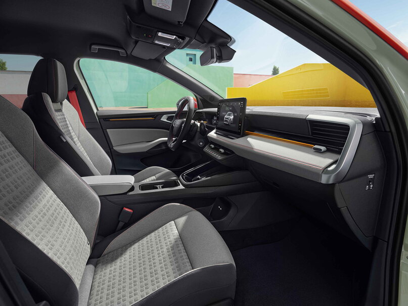 Moderne Škoda Epiq cockpit van passagierskant met comfortabele stoelen en digitaal display.
