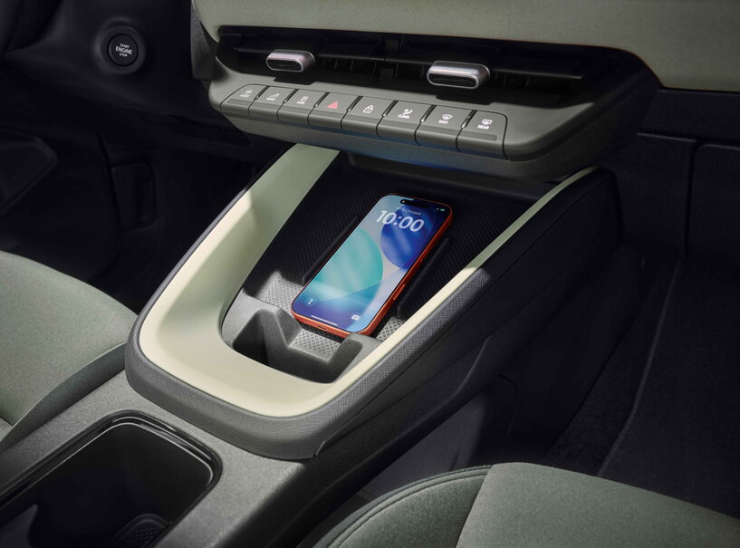 Middenconsole van de Škoda Epiq met draadloos oplaadpunt voor een smartphone.
