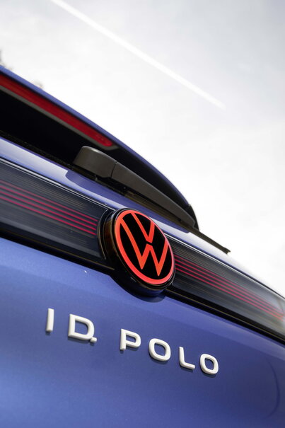 De achterklep van de blauwe Volkswagen ID.Polo met rood verlicht VW-logo.