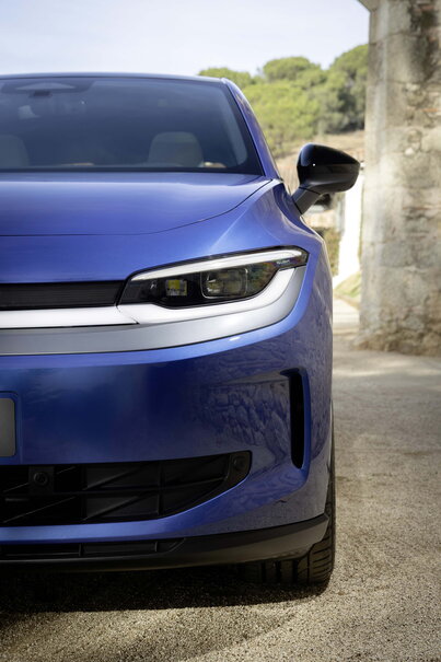 Vooraanzicht van de blauwe Volkswagen ID.Polo met stijlvolle grille en koplampen.