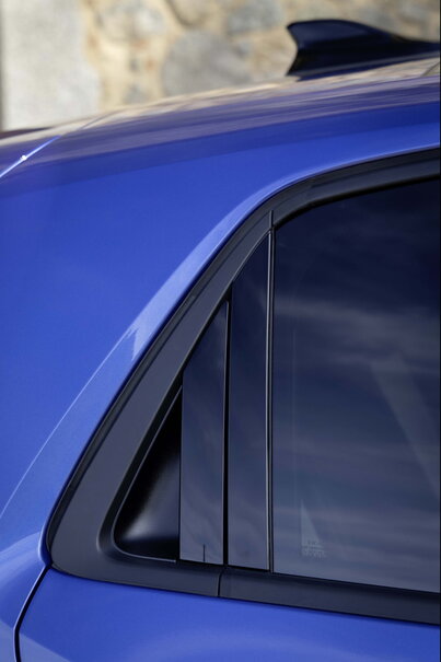 Detail van het achterste zijraam en de zwarte C-stijl van de blauwe Volkswagen ID.Polo.
