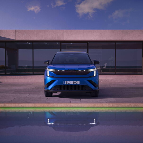 Škoda Peaq Sportline bij zonsondergang frontaal shot bij een zwembad aan een villa