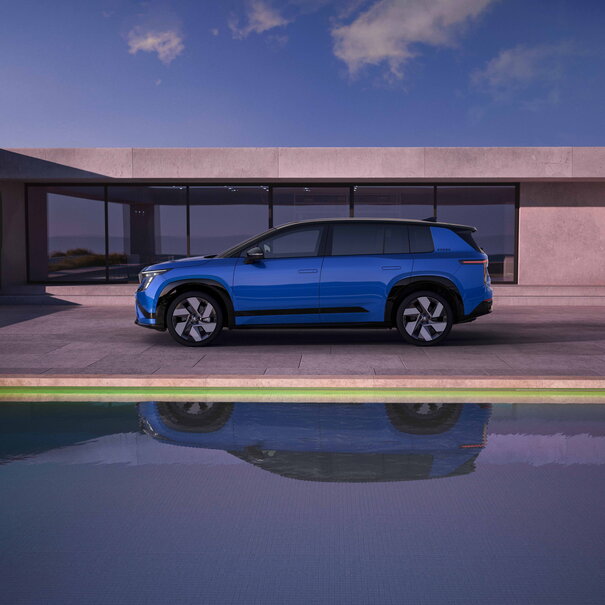 Škoda Peaq Sportline bij zonsondergang zijkant aan villa naast zwembad