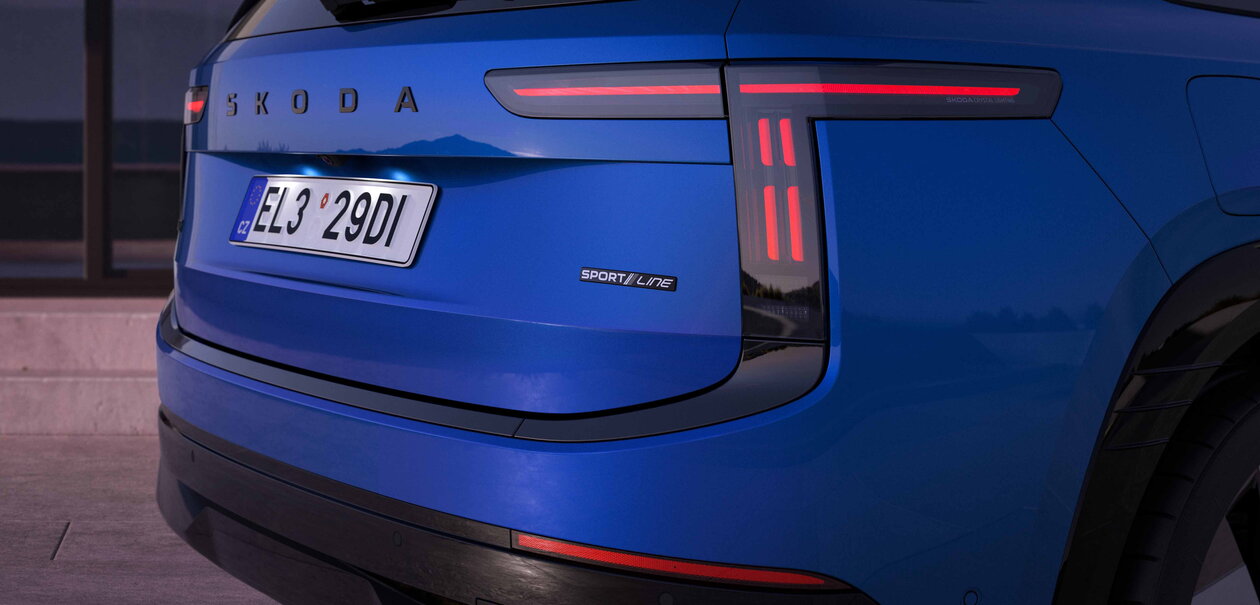 Škoda Peaq Sportline bij zonsondergang detail achterlicht