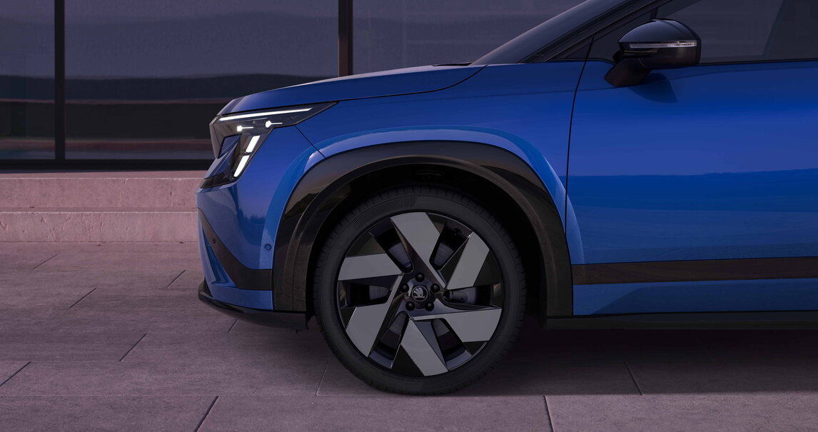Škoda Peaq Sportline bij zonsondergang detail velg vooraan