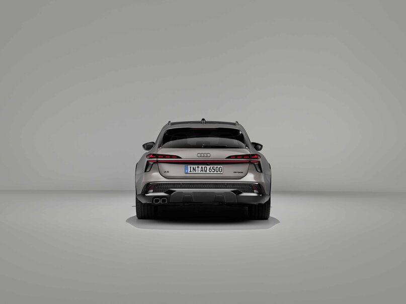 Achteraanzicht van de grijze Audi A6 Allroad, met kenmerkende LED-achterlichten.