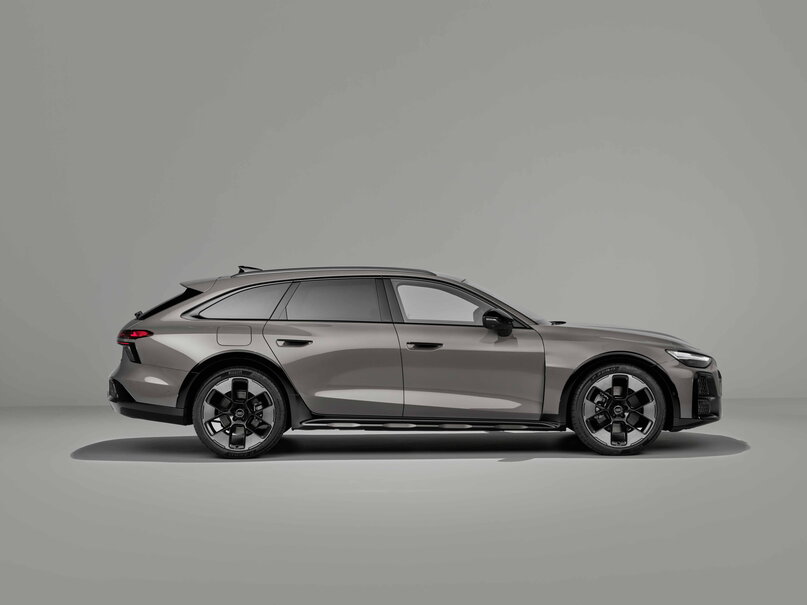Zijprofiel van de elegante grijze Audi A6 Allroad, klaar voor elk avontuur.
