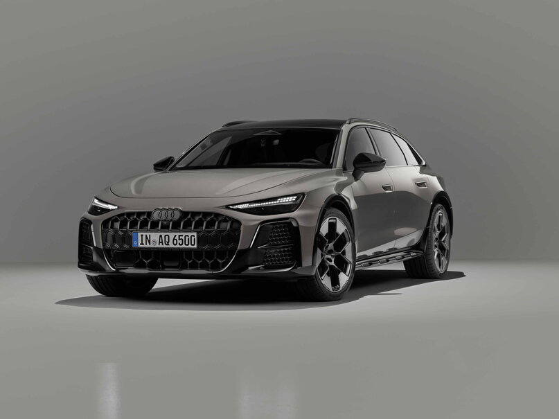 Grijze Audi A6 Allroad, dynamisch schuin voor-zij-aanzicht, elegante lijnen in studio.