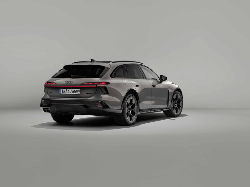 Uitnodigend achter driekwart perspectief van de stijlvolle grijze Audi A6 Allroad.
